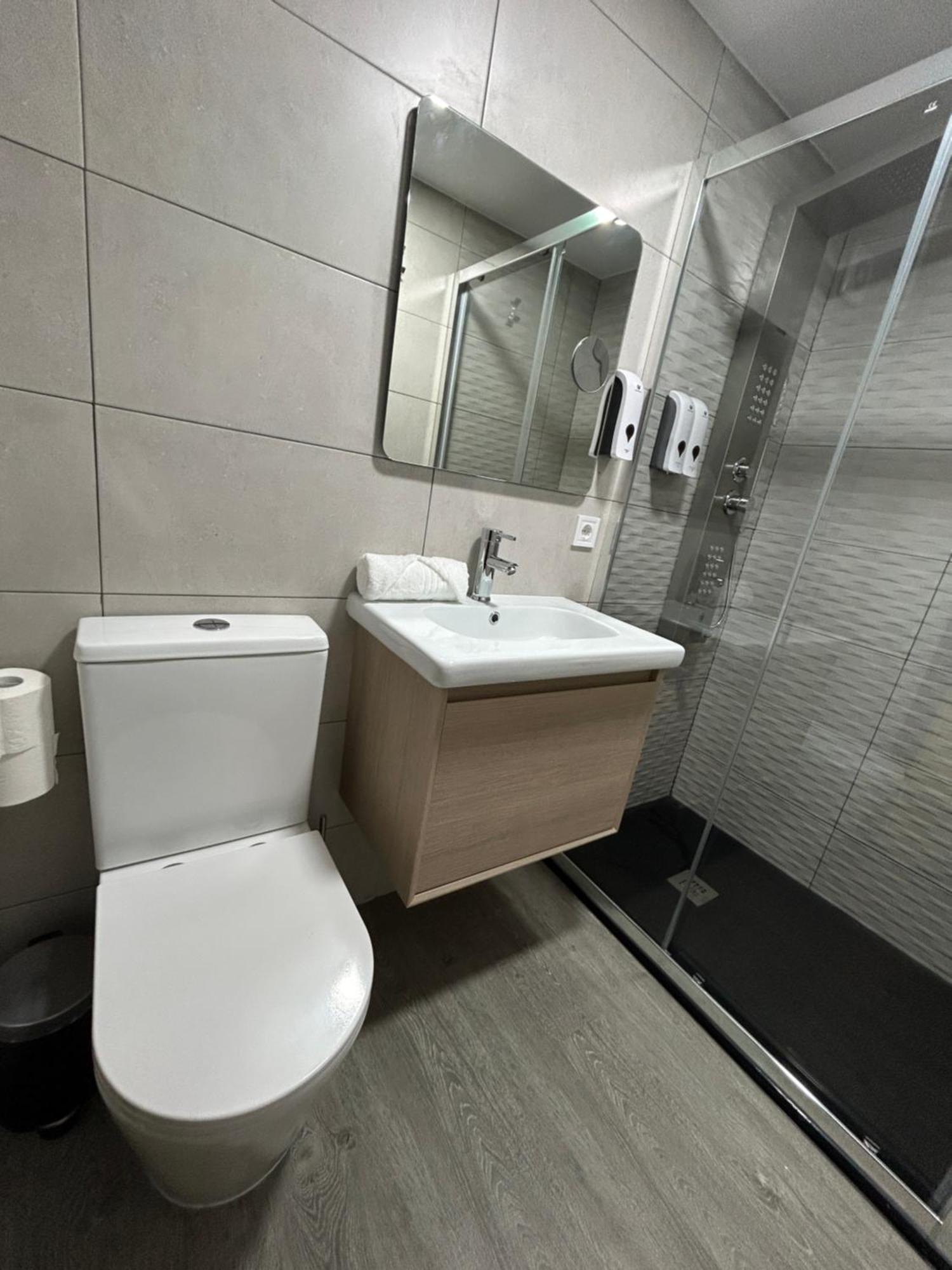 Habitacion Con Jacuzzi Y Bano Privado Madrid Extérieur photo